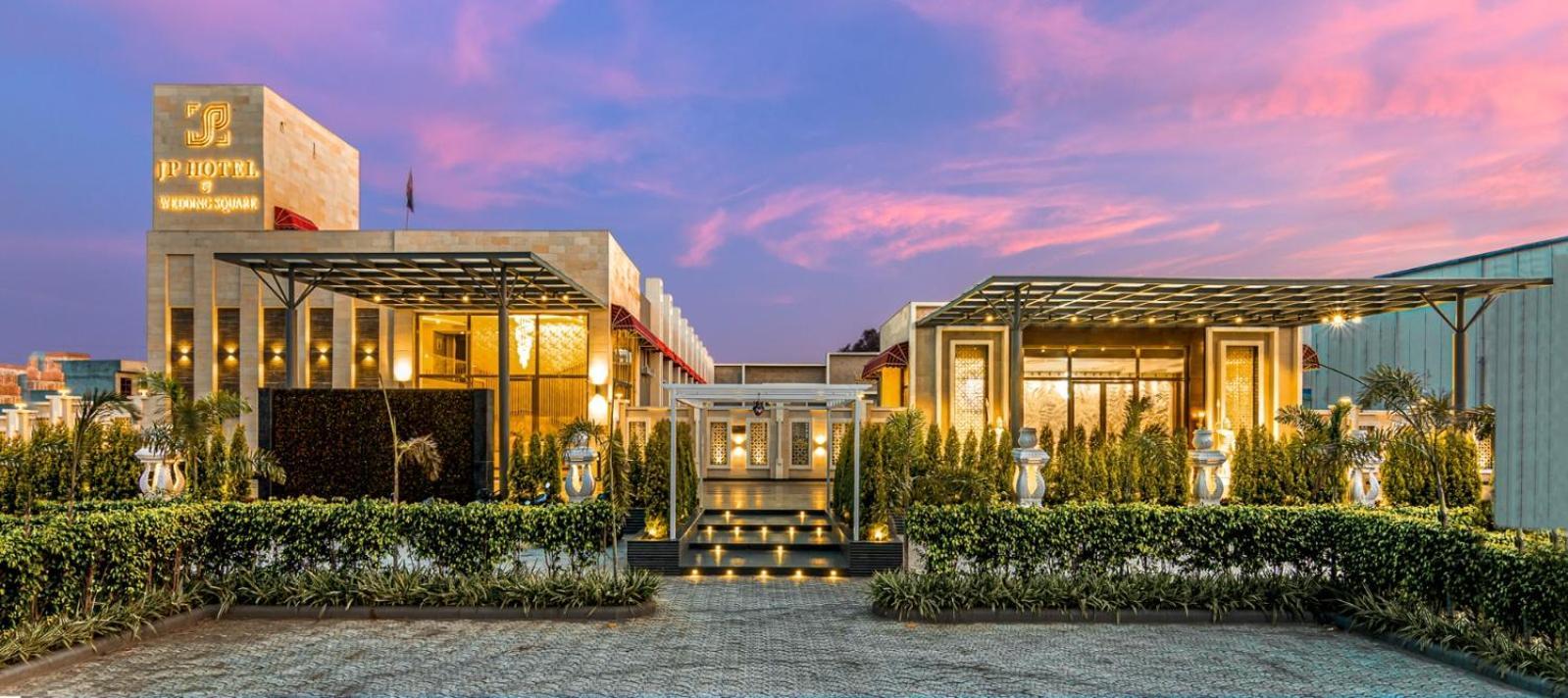 J P Hotel And Wedding Square Pilibhit Exteriér fotografie
